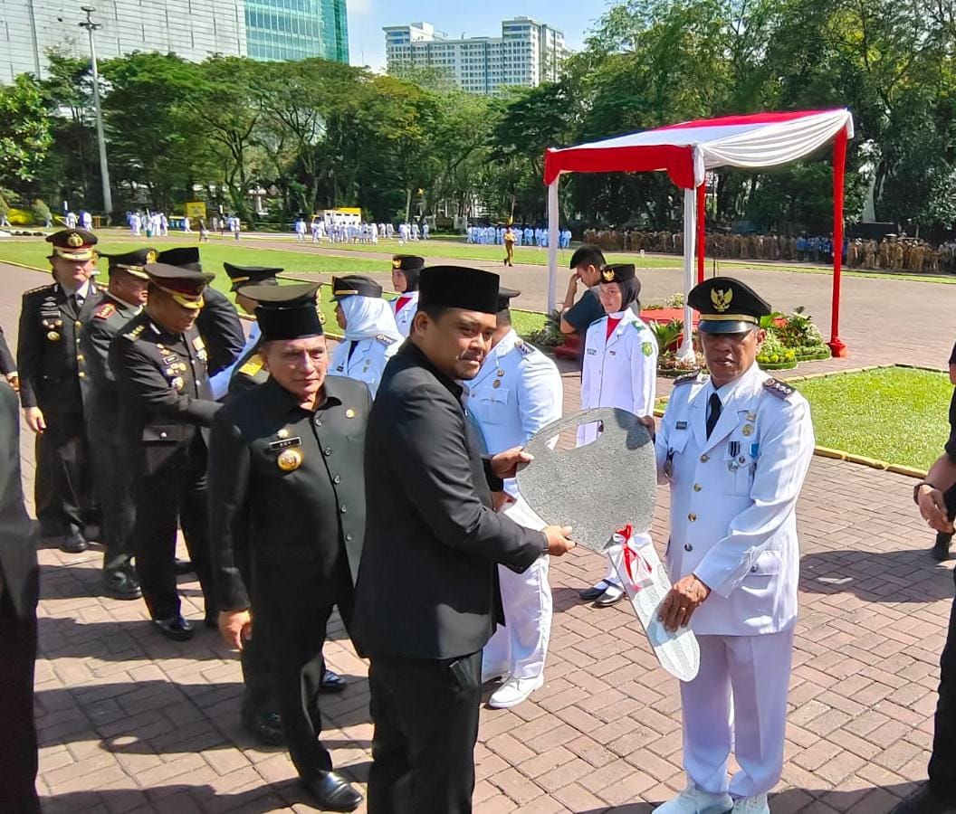 Gubernur Sumatera Utara menyerahkan penghargaan Tunggul Kecamatan Terbaik Tingkat Provinsi Sumatera Utara Kategori Kota Tahun 2022